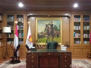 Foto: Mengintip Ruang Kerja Prabowo Subianto yang Kental Nuansa Klasik
