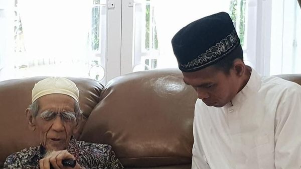 Potret Ustaz Abdul Somad Sowan ke Mbah Moen