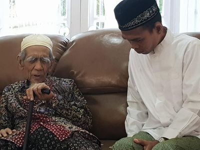 Potret Ustaz Abdul Somad Sowan ke Mbah Moen