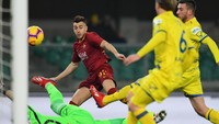 Stephan El Shaarawy membuka keunggulan AS Roma pada menit kesembilan lewat golnya ke sudut atas gawang Chievo. (Alessandro Sabattini/Getty Images)