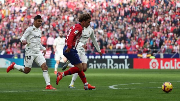 Griezmann membobol gawang Real Madrid yang dikawal Thibaut Courtois. (