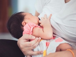 Biarkan Bayi Gigit-gigit Payudara Bisa Kurangi Gumoh?