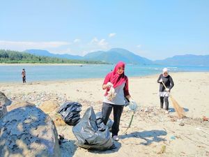Pantai di Banda Aceh Dipenuhi Sampah Sedotan Hingga Popok Bayi