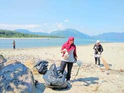 Pantai di Banda Aceh Dipenuhi Sampah Sedotan Hingga Popok Bayi