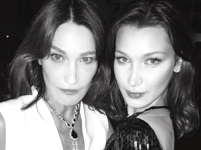 Foto: Bukti Bella Hadid dan Eks Ibu Negara Prancis Bak Saudari Kembar