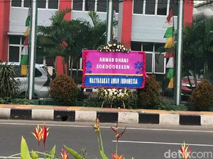 Ada Karangan Bunga di Depan Rutan Cipinang: Ahmad Dhani Sokoooreeen