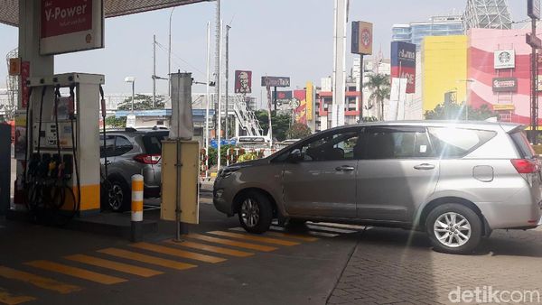 Harga BBM Shell Turun Rp 550/Liter, Warga Isi Full Tank