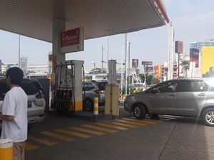 Turun Harga, SPBU Shell Diserbu Warga