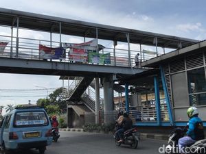 Truk Nyangkut di JPO Kramat Jati Dievakuasi, Lalin Lancar