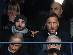 Duo petinggi AS Roma, Monchi dan Francesco Totti, harus bisa membangun tim yang lebih solid musim depan dan tak lagi menjual para pemain bintangnya. (Alessandro Sabattini/Getty Images)