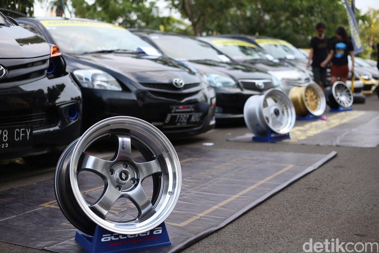 Pameran modifikasi kendaraan beroda empat sekaligus beramal. Foto: Ari Saputra