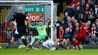 Pada awal babak kedua, Liverpool memperbesar keunggulan jadi 3-0 lewat gol Mohamed Salah. (Jason Cairnduff/Reuters)