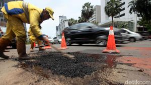 Jalan Berlubang di Thamrin Ditambal