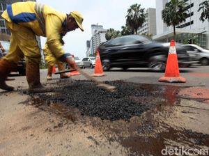 Jalan Berlubang di Thamrin Ditambal