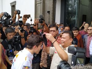 Menggunakan Bandros Marquez Sambangi Gedung Sate Bandung