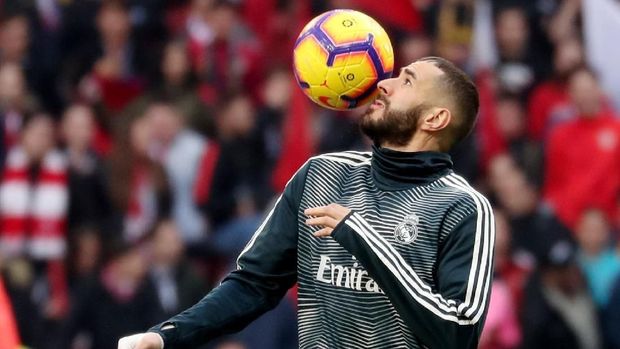 Striker Real Madrid sedang melakukan pemanasan jelang derby Madrid di Stadion Wanda Metropolitano. (