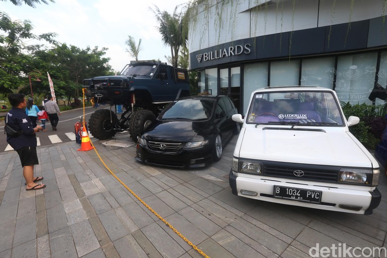 Modifikasi kendaraan beroda empat di Tangerang. Foto: Ari Saputra