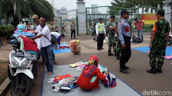 PKL di Depan Gerbang Monas Ditertibkan