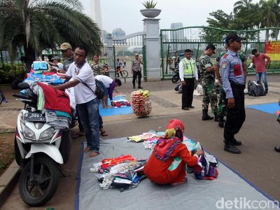 PKL di Depan Gerbang Monas Ditertibkan