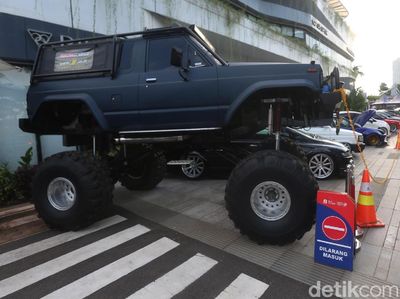 Ratusan Mobil Modifikasi Mejeng di Auto Tune Contest & Charity