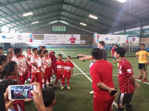 Beruntung, Anak-anak Ini Main Bola Bareng eks Bintang Liverpool