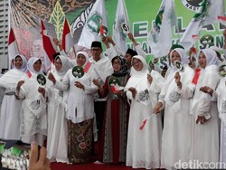 Khofifah Ajak Kiai-Santri Solo Bersyukur Dukung Jokowi
