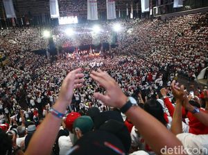 Video: Sosok Pria yang Berpose 2 Jari di Acara Alumni SMA Jakarta Video: Sosok Pria yang Berpose 2 Jari di Acara Alumni SMA Jakarta