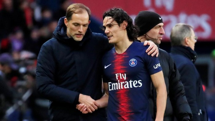 Soccer Football - Ligue 1 - Paris St Germain v Bordeaux - Parc des Princes, Paris, France - February 9, 2019  Paris St Germain coach Thomas Tuchel talks to Edinson Cavani   REUTERS/Gonzalo Fuentes