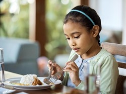 Bunda, Manfaatkan Obrolan Meja Makan untuk Bentuk Karakter Anak