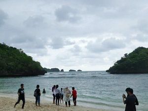 Jatuh Cinta Pada Pantai Teluk Asmoro di Malang