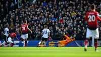 Setelah membuka keunggulan lewat Pogba, MU memperbesar skor berkat gol Anthony Martial untuk memimpin 2-0 di babak pertama. Foto: Reuters