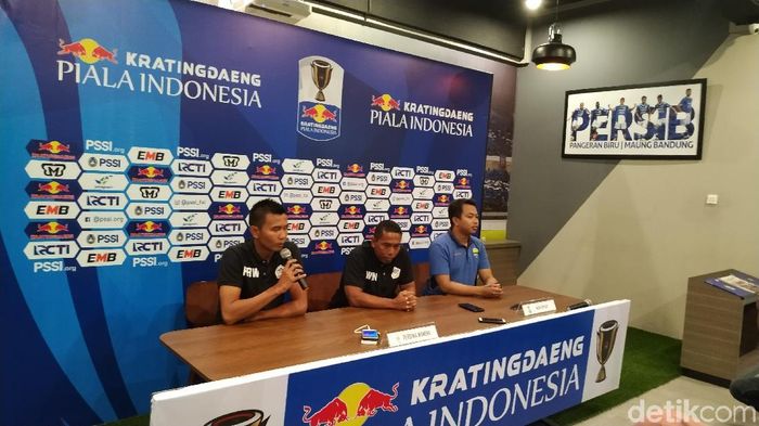 Pelatih Persiwa Wamena Winaryo saat memberi keterangan pers di Bandung, Minggu (10/2/2019). (Foto: Dony Indra Ramadhan/detikSport) Pelatih Persiwa Wamena Winaryo saat memberi keterangan pers di Bandung, Minggu (10/2/2019). (Foto: Dony Indra Ramadhan/detikSport)