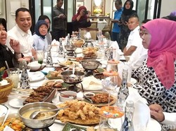 Sempat Bersitegang, Kini Risma dan Khofifah Saling Berbincang