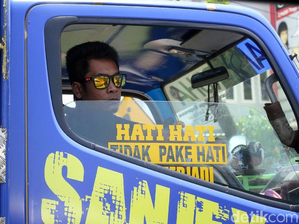 Dilema Sopir Truk, Pilih Pantura atau Tol Trans Jawa? Dilema Sopir Truk, Pilih Pantura atau Tol Trans Jawa?