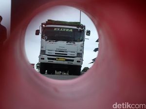 Pahlawan Logistik yang Tak Bisa #dirumahaja Saat Pandemi