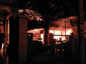 Diduga Korsleting, Kebakaran Hanguskan 4 Rumah di Surabaya