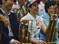 Pecah! Marquez Bergoyang, Menyanyi, dan Main Angklung di Bandung