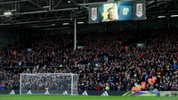 Pertandingan Fulham vs Man United digelar di Craven Cottage, Sabtu (9/2/2019). Penghormatan untuk mendiang Emiliano Sala dilakukan sebelum pertandingan dimulai. Foto: Reuters