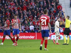 Berusaha mengejar ketertinggalan, Atletico justru kehilangan satu pemain. Thomas Partey mendapat kartu merah pada menit ke-80. Ia dapat kartu kuning kedua karena melanggar Toni Kroos. Foto: Gonzalo Arroyo Moreno/Getty Images