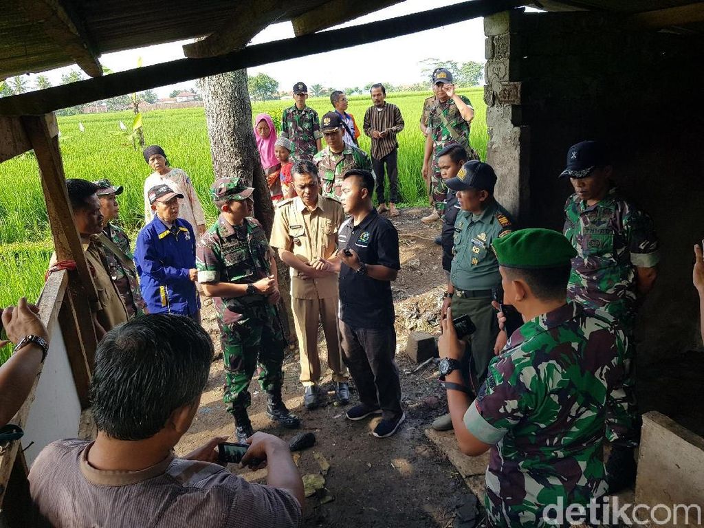 Dandim Cianjur Buatkan Rumah Keluarga yang Masak Makanan Busuk Dandim Cianjur Buatkan Rumah Keluarga yang Masak Makanan Busuk