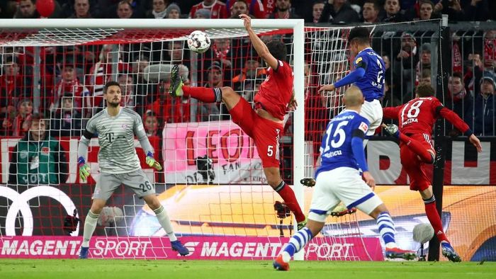 Bayern vs Schalke Soccer Football - Bundesliga - Bayern Munich v Schalke 04 - Allianz Arena, Munich, Germany - February 9, 2019 Schalkes Ahmed Kutucu in action with Bayern Munichs Mats Hummels REUTERS/Michael Dalder DFL regulations prohibit any use of photographs as image sequences and/or quasi-video