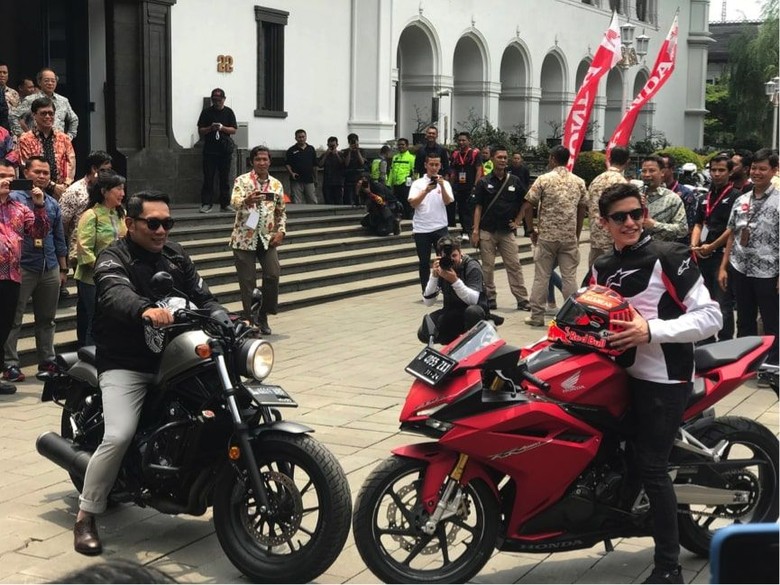 Gubernur Jawa Barat Ridwan Kamil berfoto di atas motor bersama pebalap asal Spanyol Marc Marquez (Foto: Robi Setiawan/detikcom) Gubernur Jawa Barat Ridwan Kamil berfoto di atas motor bersama pebalap asal Spanyol Marc Marquez (Foto: Robi Setiawan/detikcom)