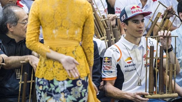 Marc Marquez bermain angklung.