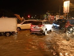 Banjir Juga Landa Gedebage Bandung, Lalin Macet