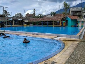 Berenang di Mata Air Cikoromoy Pandeglang, Segar!