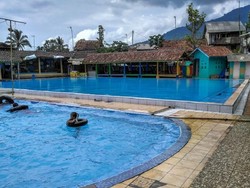 Berenang di Mata Air Cikoromoy Pandeglang, Segar!