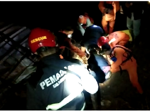 Video Evakuasi Ibu dan Anak Korban Tanggul Jebol di Pasirjati