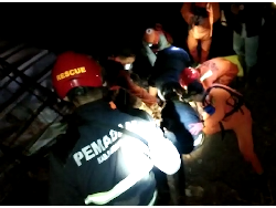 Video Evakuasi Ibu dan Anak Korban Tanggul Jebol di Pasirjati