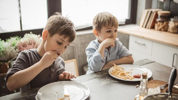 Bunda, Manfaatkan Obrolan Meja Makan untuk Bentuk Karakter Anak