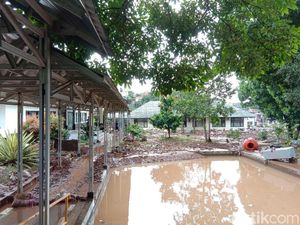 Balai Proteksi Perkebunan Jabar Rusak Diterjang Air Tanggul Jebol